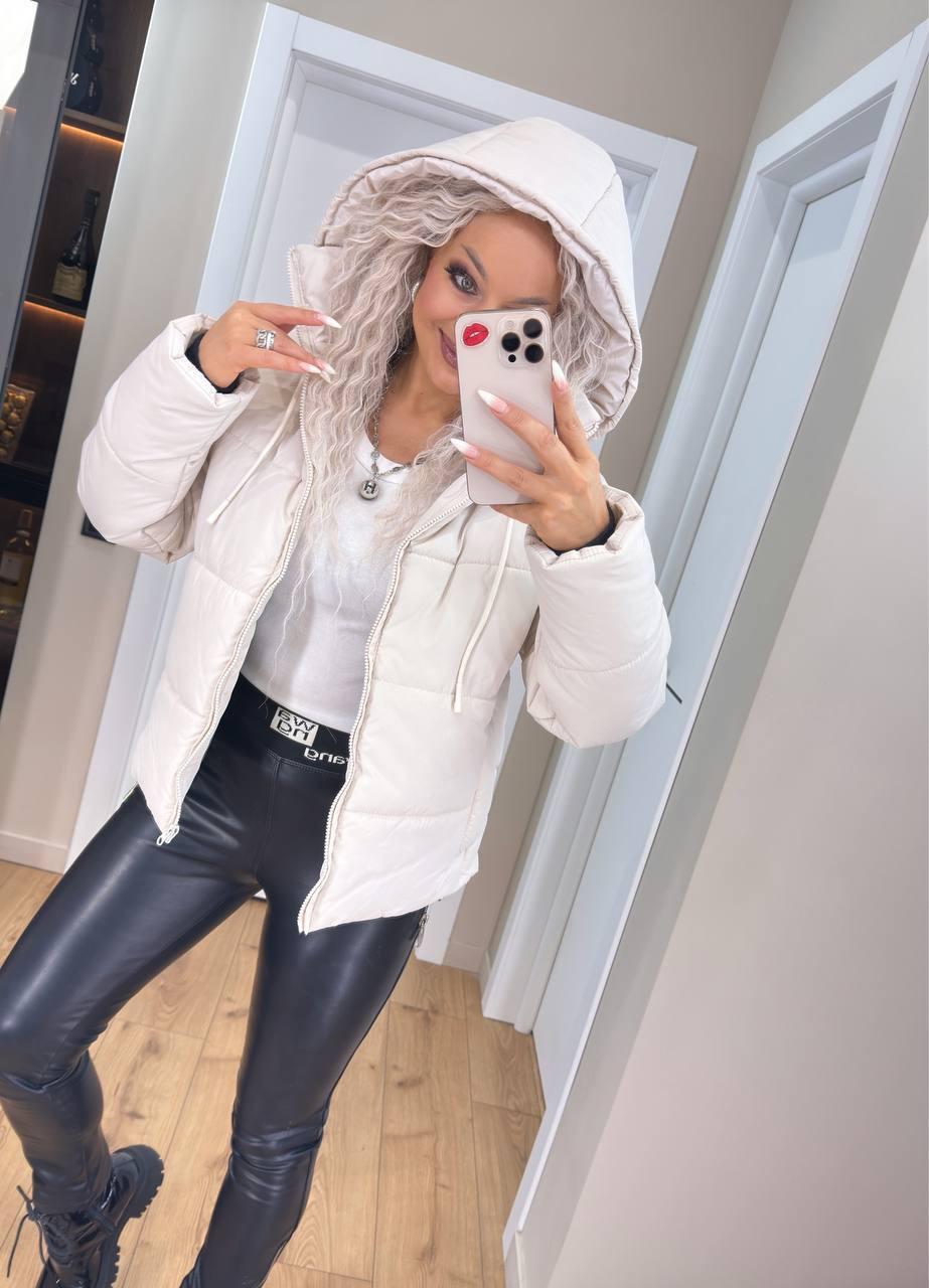 Жіноча тепла куртка-пуховик коротка об'ємного фасону з великим капюшоном (р. 42-52) 65KU1300, фото 1