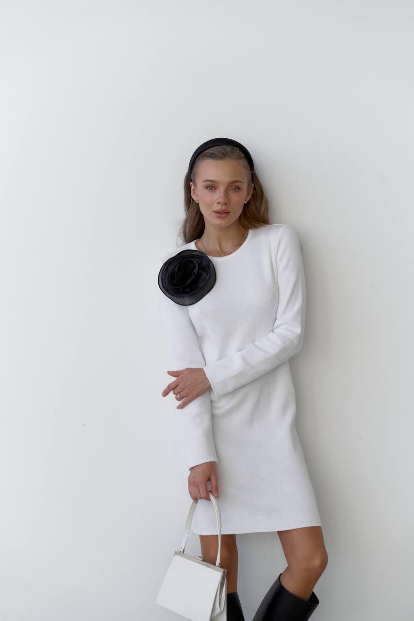 Жіноче базове плаття тепле по фігурі завдовжки до колін з декорованою квіткою (р. 42-46) 61py6136, фото 1