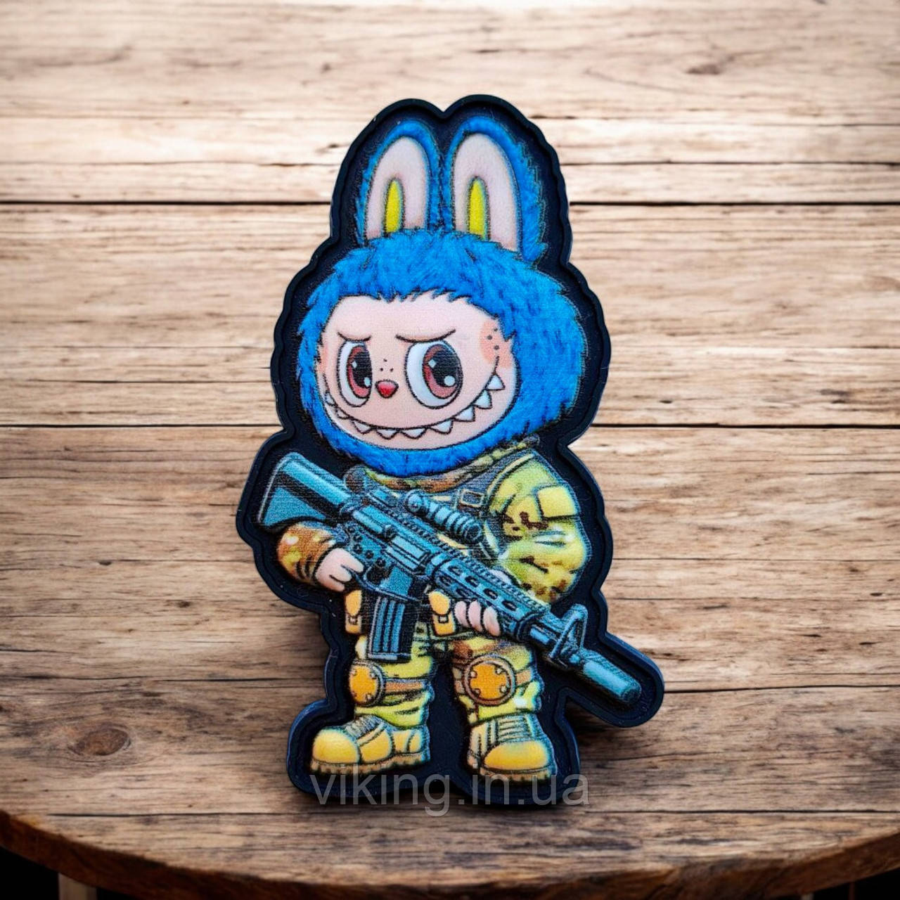 Патч / шеврон голубой «Лабубу с оружием», фото 1