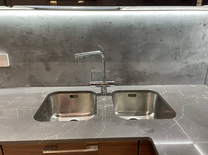 Що краще для кухні: акриловий камінь чи кварцовий агломерат? Детальне порівняння 2025