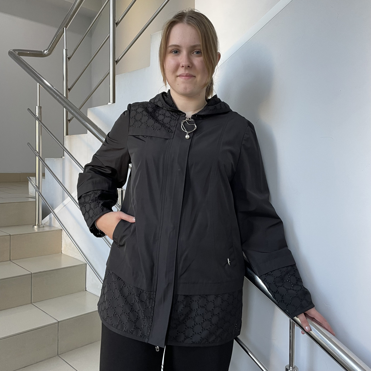 Куртка жіноча вітровка прошва легка ошатна капюшон демісезонна чорна, фото 1