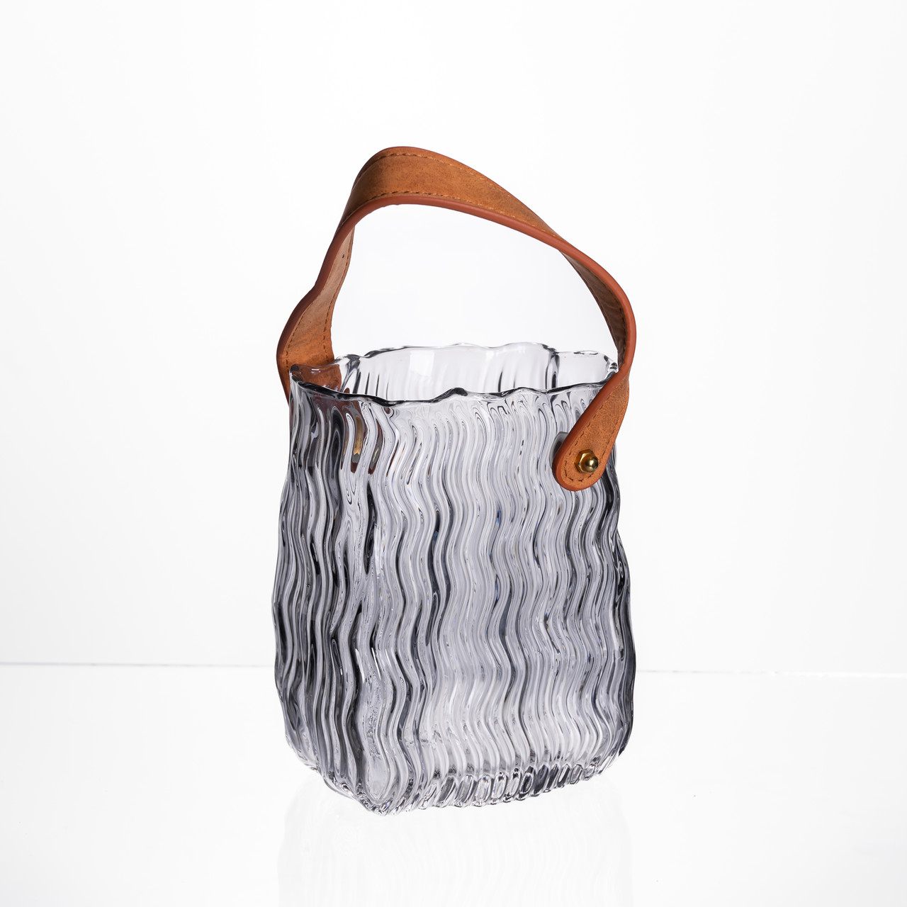 Ваза сумочка сіра 12×8.5×16см скляна з ручкою хвилястий візерунок 800мл, декоративна посудина для квітів свічник контейнер, фото 1