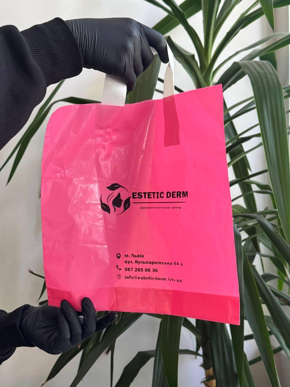 Рожевий брендований пакет розміром 30×30 см з білою ручкою петля Навантаження до 4 кг Щільність 60 мкм, фото 1