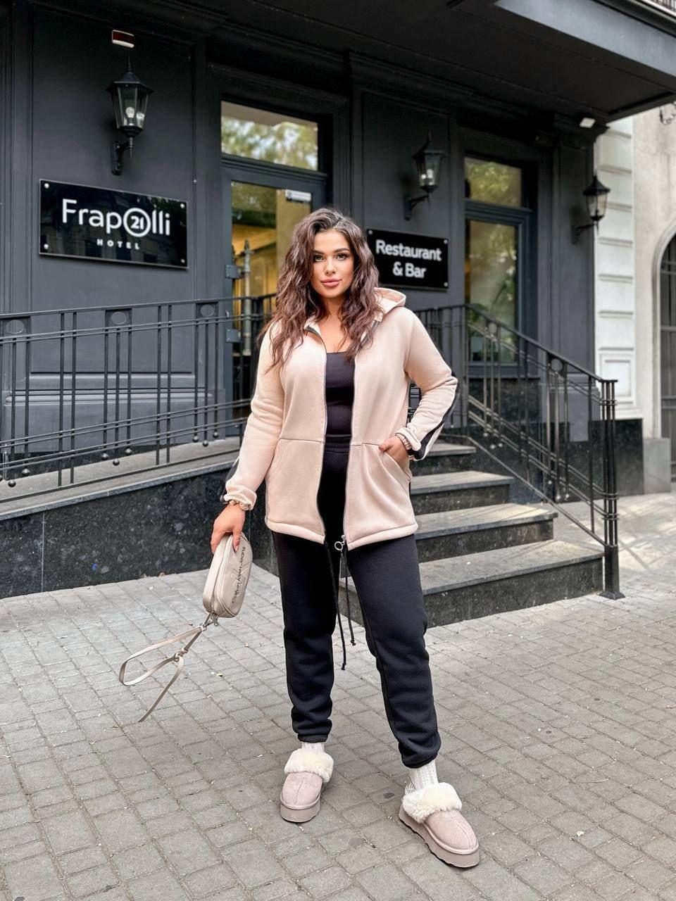 Костюм з лампасом на блискавці бежевого кольору, фото 1