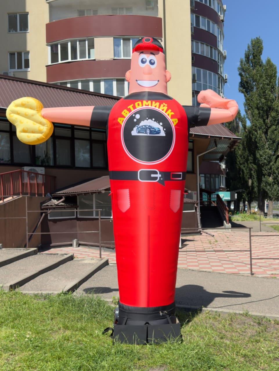 Надувний чоловічок на дорозі автомийник махаюча реклама Аеромен 3 м