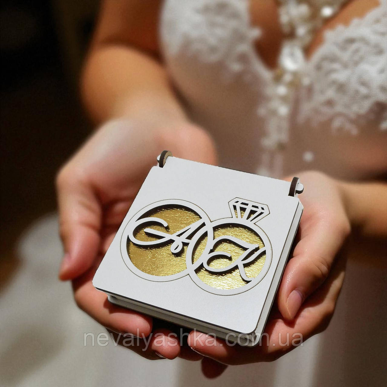 Весільна Підставка для Обручок 10 см, Футляр Золото з Ініціалами Наречених Дерев'яна Коробочка для Каблучок Футляр на Весілля