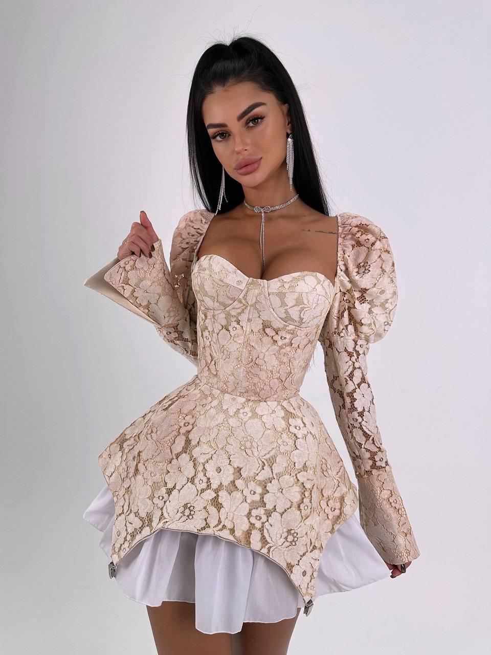 Мереживна жіноча міні сукня з чашками і довгими рукавами ліхтариками Smb9485