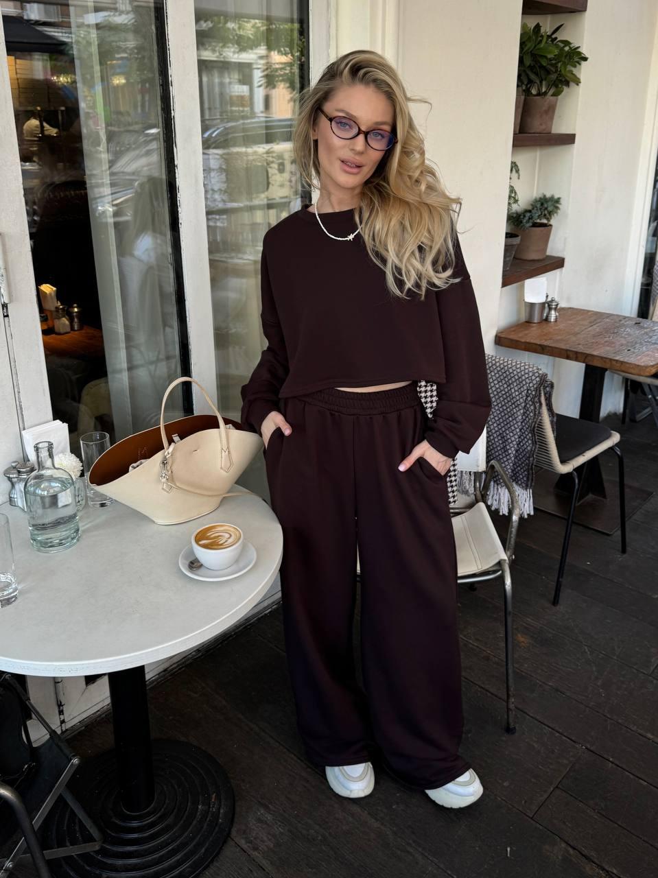 Коричневий стильний жіночий базовий костюм 2-ка: укорочений Кроп-світшот і широкі Штани на гумці, фото 1