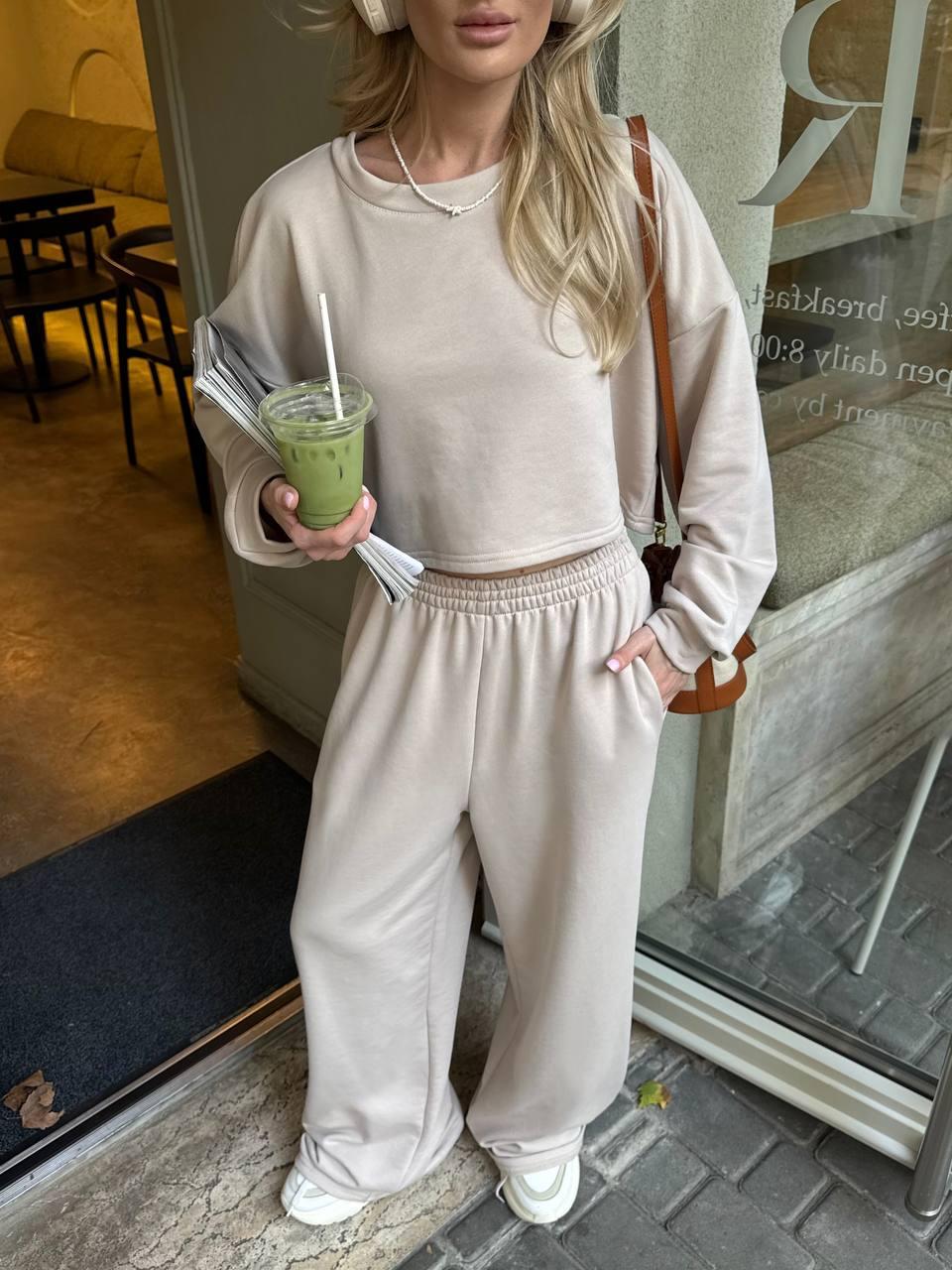Бежевий стильний жіночий базовий костюм 2-ка: укорочений Кроп-світшот і широкі Штани на гумці, фото 1
