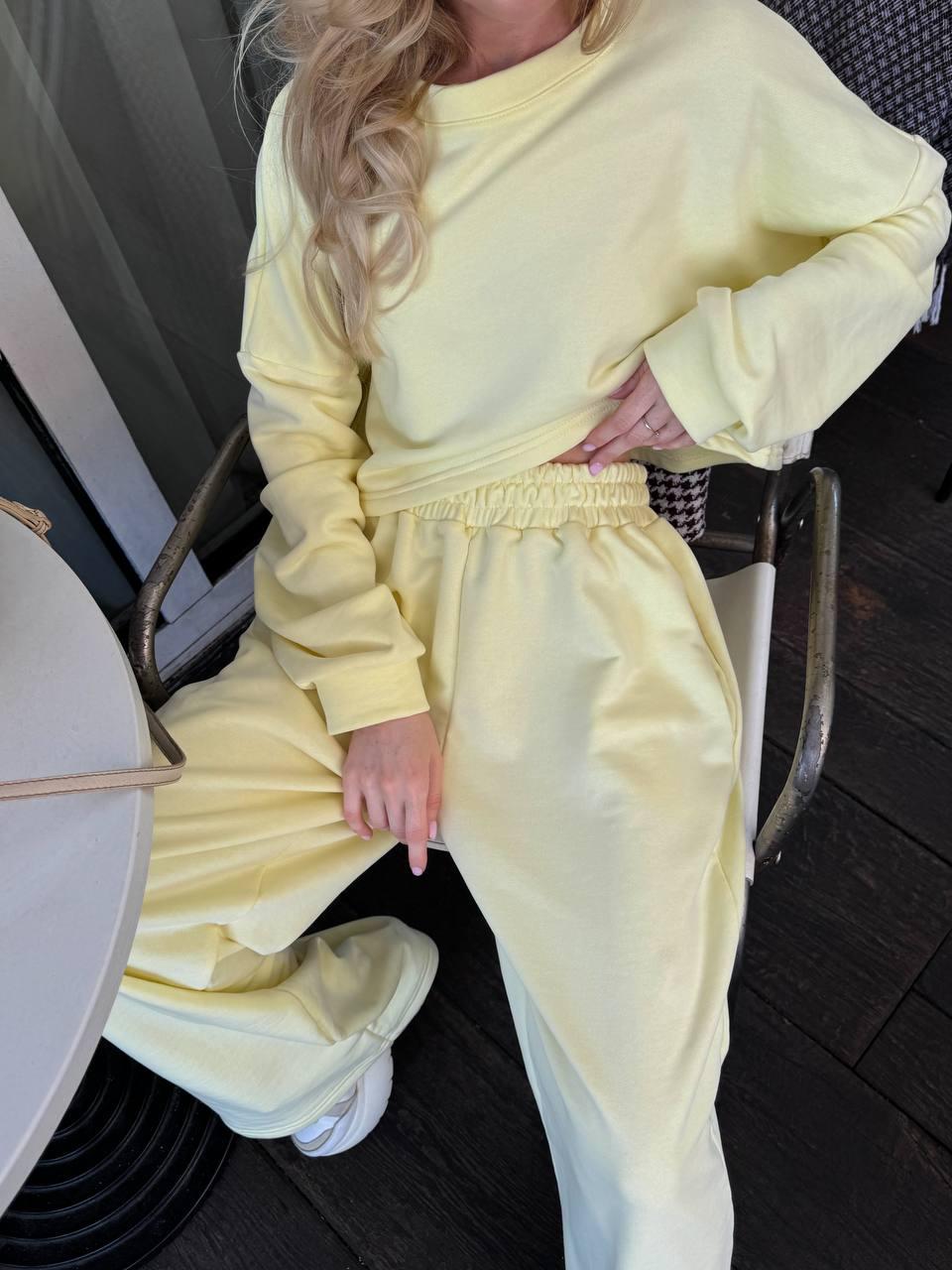 Жовтий стильний жіночий базовий костюм 2-ка: укорочений Кроп-світшот і широкі Штани на гумці, фото 1