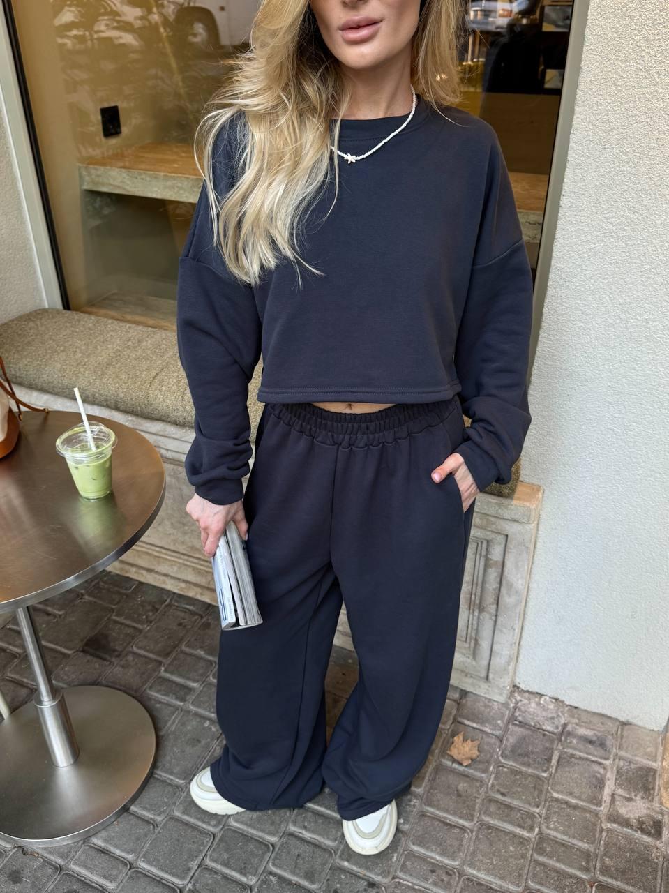 Графітовий стильний жіночий базовий костюм 2-ка: укорочений Кроп-світшот і широкі Штани на гумці, фото 1