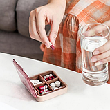 Таблетниця/органайзер/ контейнер 7.5 х 7.5 х 2.3 см для таблеток і ліків 4 відділення рожевий, фото 9