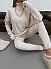 Жіночий бежевий в’язаний костюм: оверсайз-светр з високим коміром і облягаючі легінси з м’якого трикотажу, фото 10