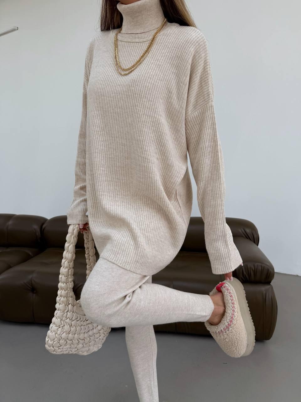 Жіночий бежевий в’язаний костюм: оверсайз-светр з високим коміром і облягаючі легінси з м’якого трикотажу, фото 1