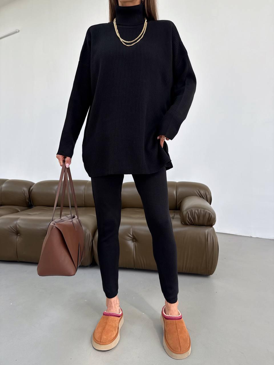 Жіночий чорний в’язаний костюм: оверсайз-светр з високим коміром і облягаючі легінси з м’якого трикотажу, фото 1