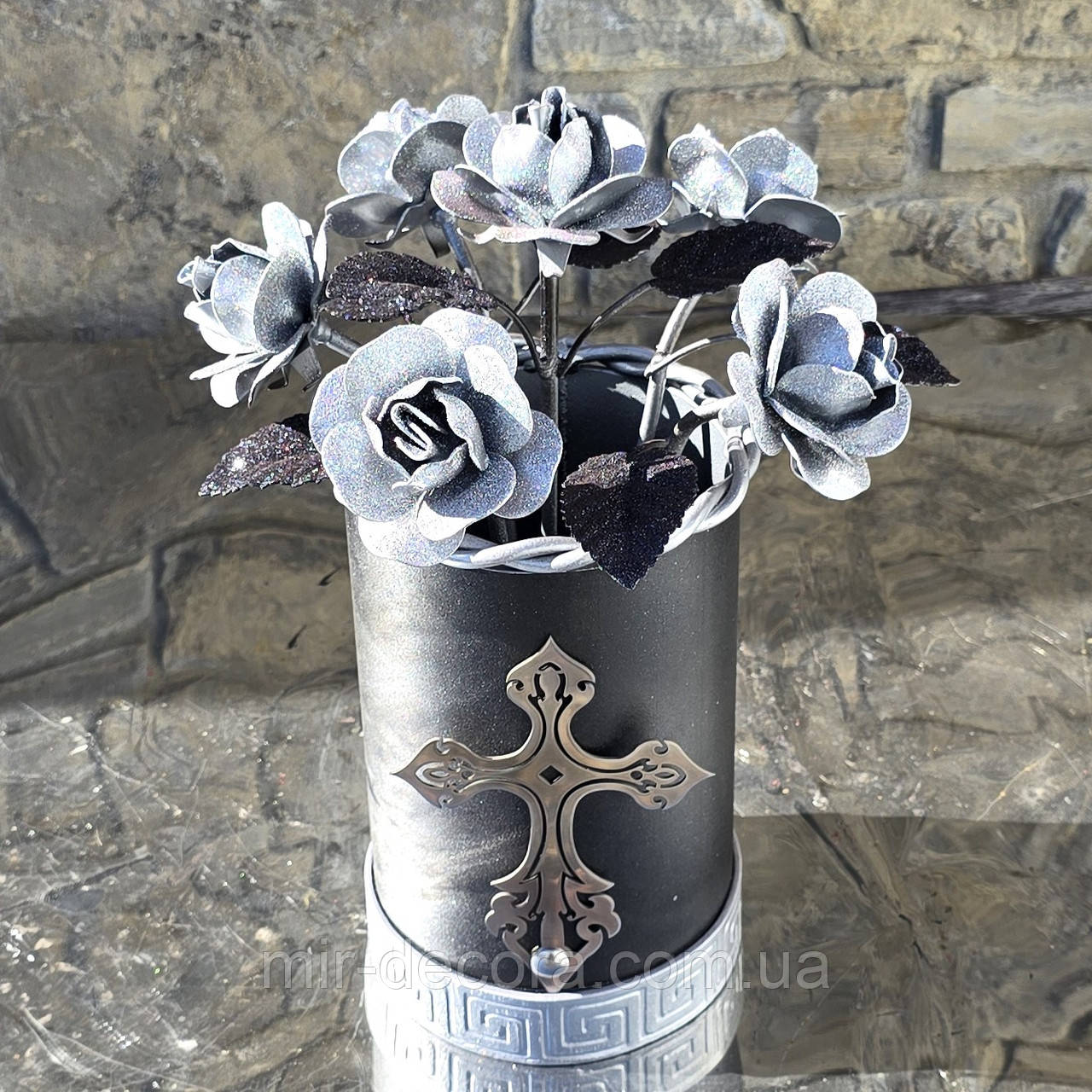 Букет з вазою з серебряними трояндами, металева ваза, ваза пам'яті Героя, вшанування героїв.