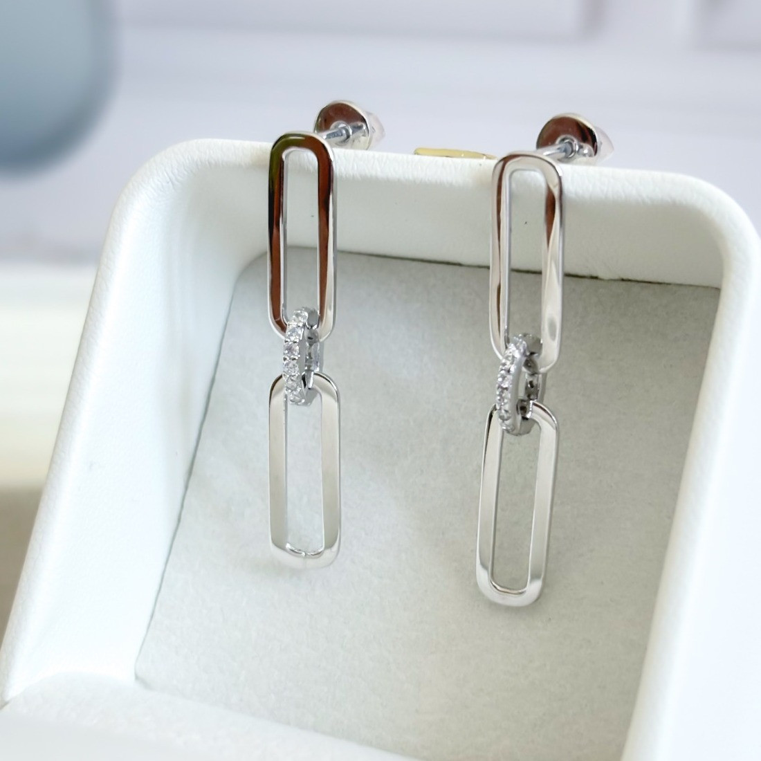 Срібні сережки на гвоздиках з підвісками у вигляді скріпок "Меандр" - 925 проби, замок-закрутка, фото 1