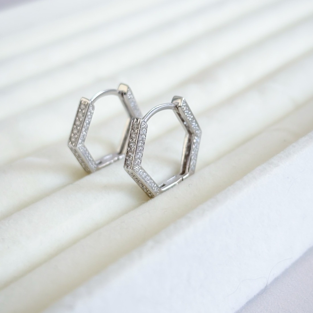 Срібні сережки-конго геометричні з білими цирконами «Кришталик» - стильні сережки срібло 925, фото 1
