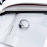 Срібне кільце Proba з натуральним сапфіром 2.13ct, фіанітами, вага виробу 3,03 г (2162612) 18.5 розмір, фото 3