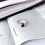 Срібне кільце Proba з натуральним сапфіром 1.651ct, фіанітами, вага виробу 2,36 г (2162681) 17.5 розмір, фото 2