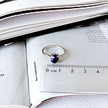 Срібне кільце Proba з натуральним сапфіром 1.651ct, фіанітами, вага виробу 2,36 г (2162681) 17.5 розмір, фото 4