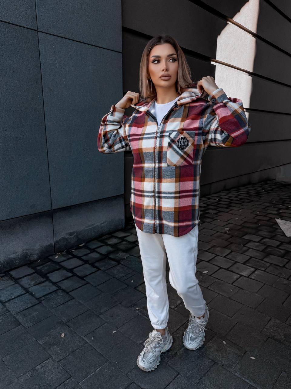 Тепла жіноча кофта з флісу на змійці з капюшоном у червону карту, фото 1