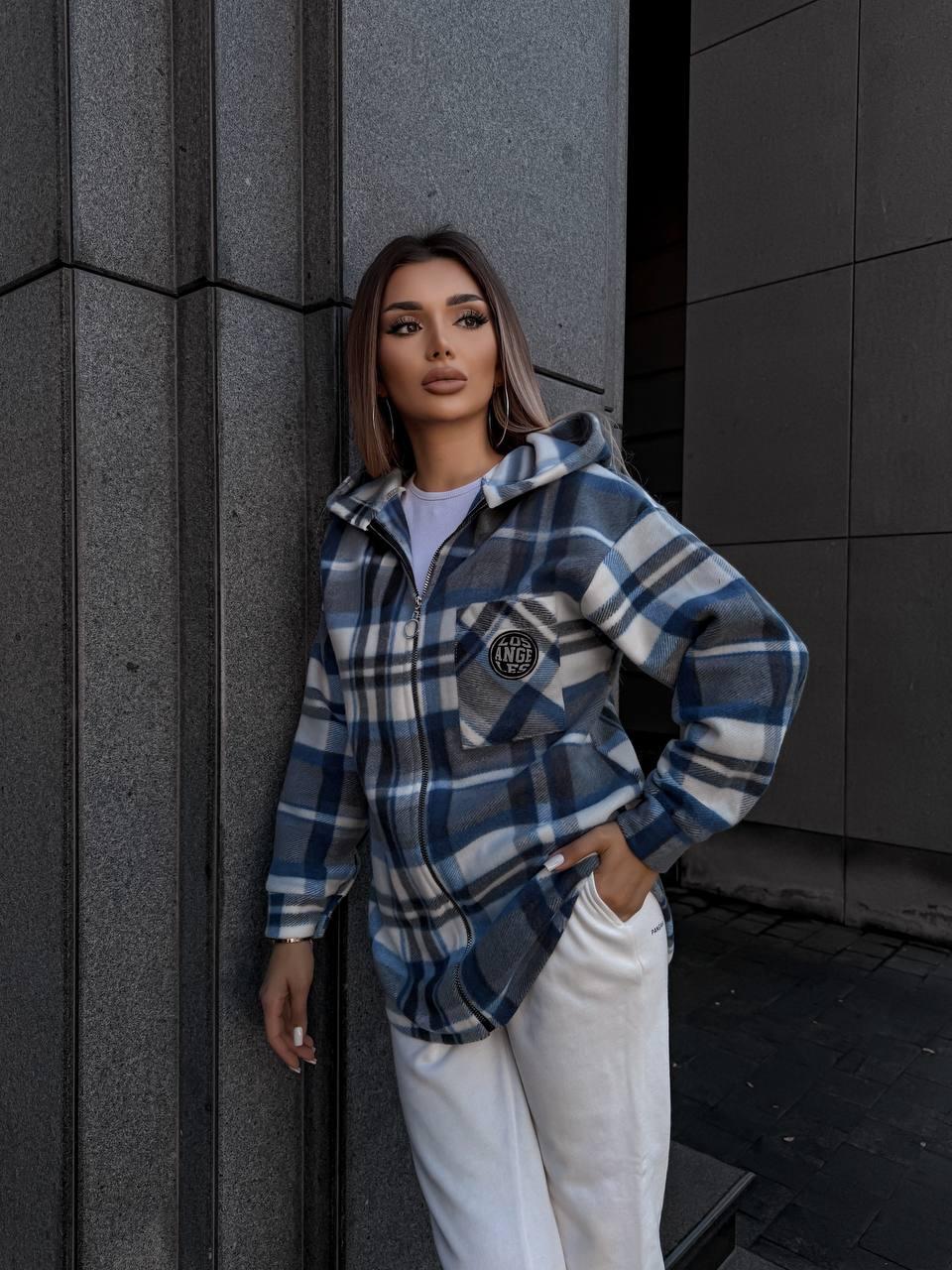 Тепла жіноча кофта з флісу на змійці з капюшоном у синю карту, фото 1