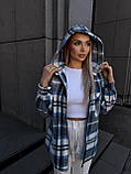 Тепла жіноча кофта з флісу на змійці з капюшоном у синю карту, фото 2
