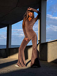 Трендовий велюровий жіночий комбінезон із капюшоном і штанами кльош Db6184