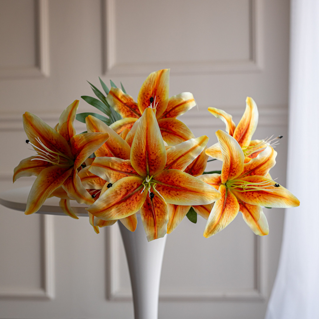 Букет композиція з штучних лілій жовтогарячий з гілочками , 3D | В-65 см |9 гілок| виробник-Польща, фото 1