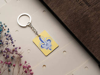 Брелок металевий з УФ-друком. Тризуб жовтого кольору 33х43мм