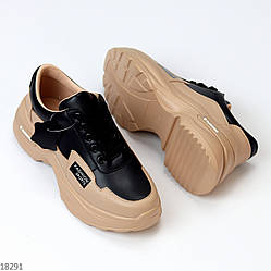 Модні чорні шкіряні кросівки на потовщеній бежевій підошві