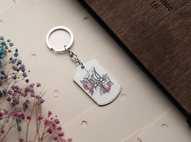 Брелок металевий з УФ-друком. Тризуб "Крок за крок" 50х30мм., фото 1