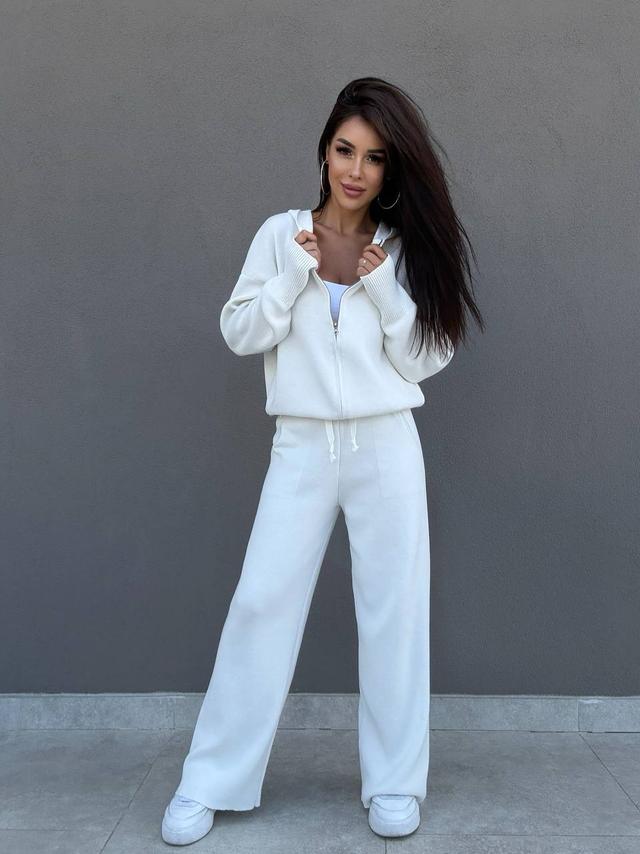 женский вязаный молочный костюм с капюшоном и свободными штанами