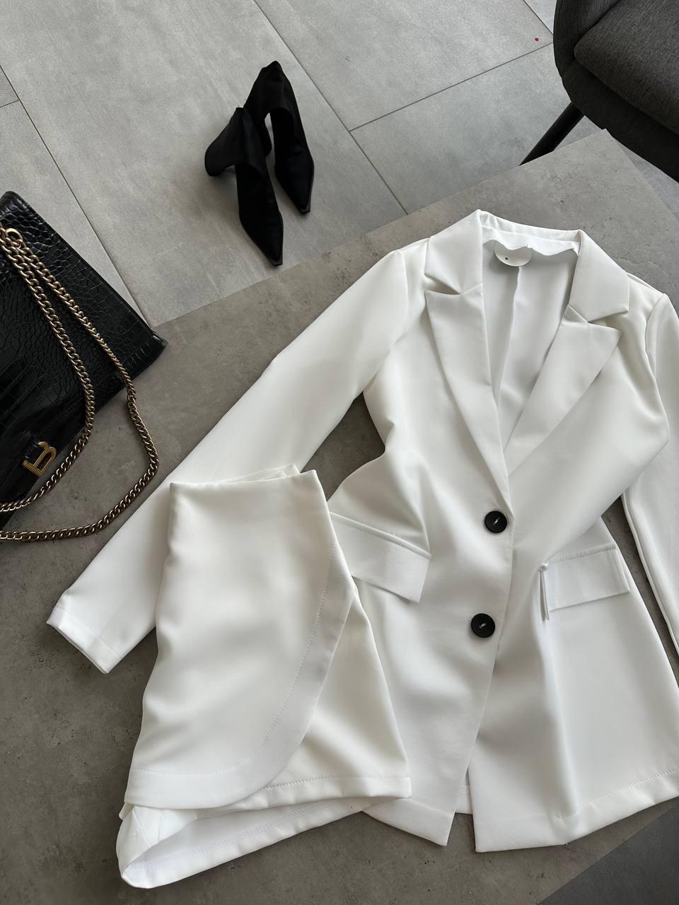 Молочний жіночий стильний костюм-двійка класичного крою з костюмки: Міні спідниця-шорти та Піджак з плічками, фото 1