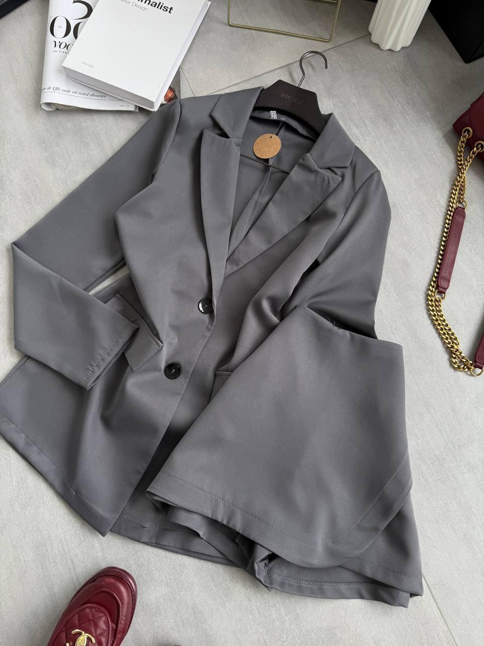 Графітовий жіночий стильний костюм-двійка класичного крою з костюмки: Міні спідниця-шорти та Піджак з плічками, фото 1