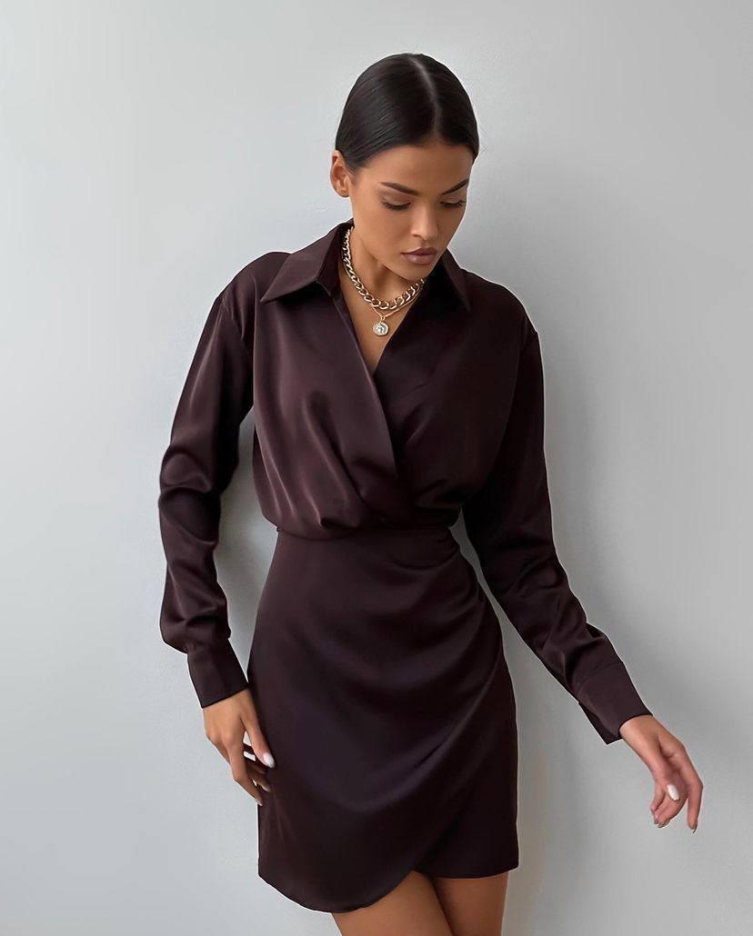 Коричнева красива жіноча шовкова коктейльна приталена коротка міні-сукня з імітацією запаху, фото 1