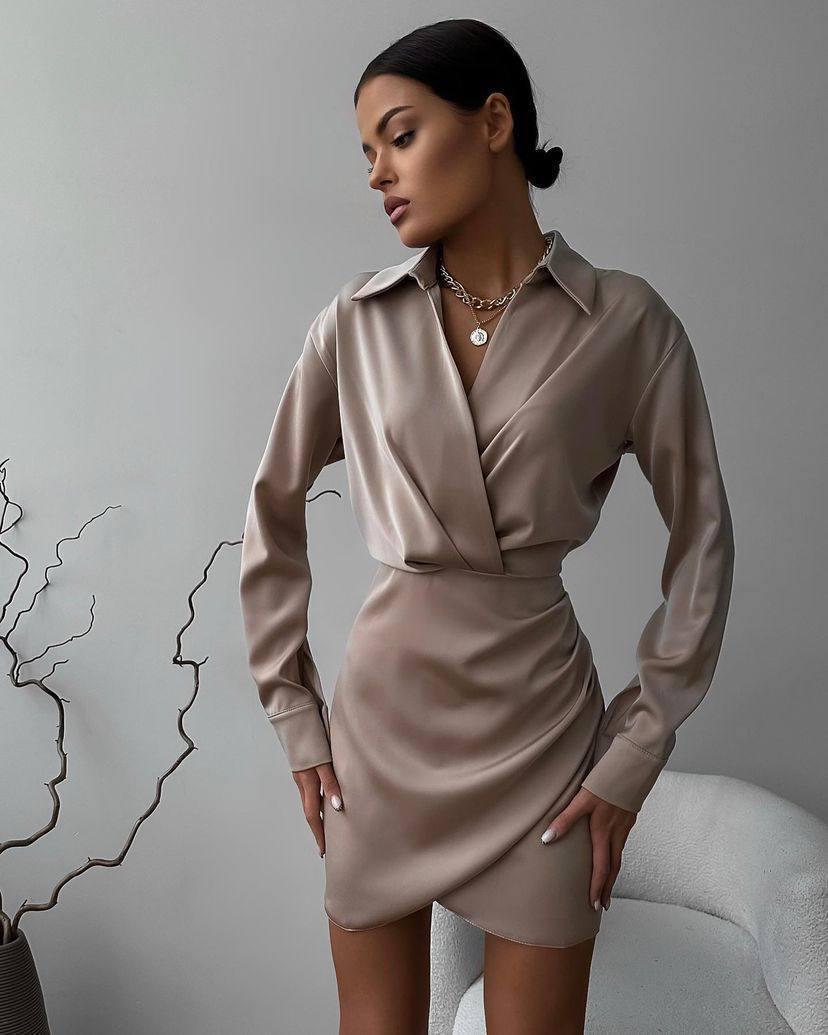 Бежева красива жіноча шовкова коктейльна приталена коротка міні-сукня з імітацією запаху, фото 1