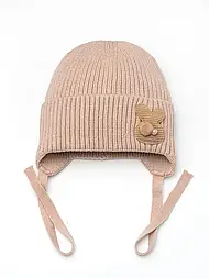 Шапка дитяча з нашивкою зайчика у світло-бежевому кольорі з зав'язкою