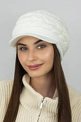 Жіноча кепка з об'ємним візерунком із косами