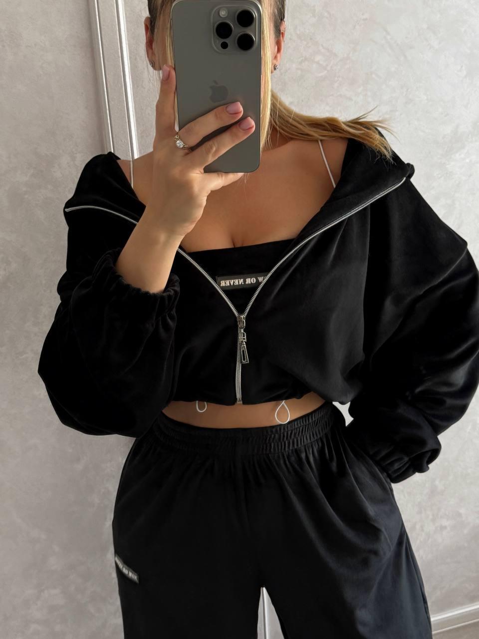 Чорний велюровий жіночий повсякденний костюм-трійка: Штани, укорочена Кофта на блискавці та Топ на бретелях, фото 1