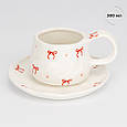 Керамічна чашка з блюдцем "Святкові бантики" з ручним розписом у подарунковій коробці об'єм 300 мл, фото 2