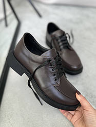 Шкіряні туфлі шоколадного кольору на невисокій підошві