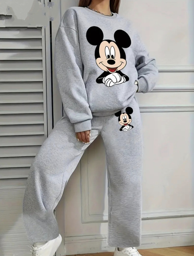 Теплый костюм женский из трехнитки с капюшоном Теплый костюм женский из трехнитки с капюшоном