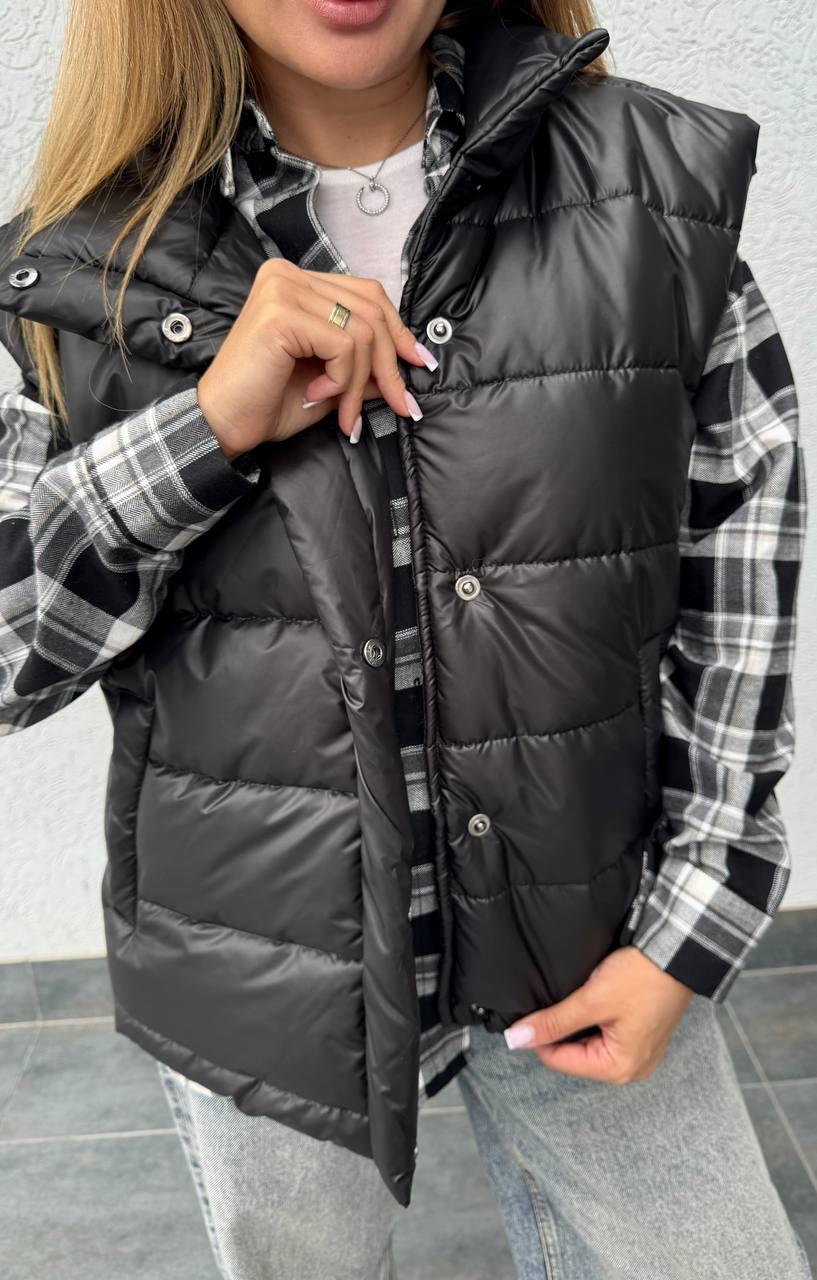 Чорна жіноча стьобана жилетка на кнопках, фото 1