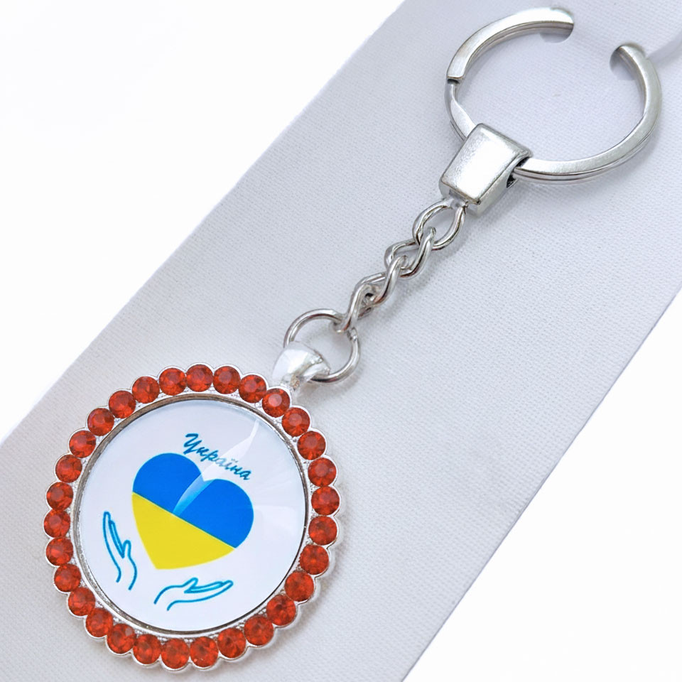 Брелок серце на долонях Україна з червоними камінцями