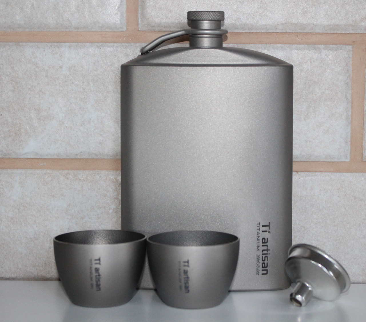 Титанова фляга для алкогольних напоїв Tiartisan 260 мл + 2 чарки по 40 мл та лійка, фото 1