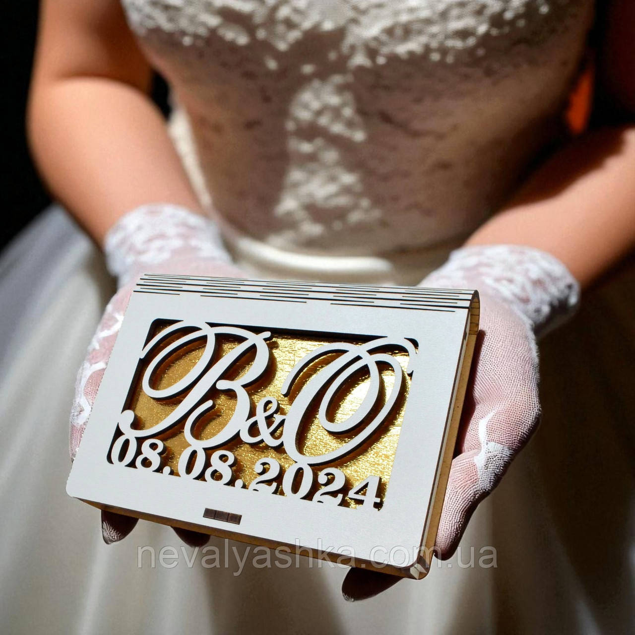 Весільна Підставка для Обручок 14 см, Футляр з Ініціалами "Золота Підкладка", Іменна Дерев'яна Коробочка для Каблучок на Весілля