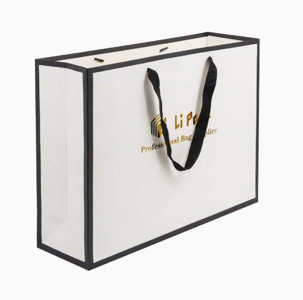 Подарунковий пакет 35×25×9 см з логотипом кремовий з чорною атласною стрічкою і кантом Матове ламінування, фото 1