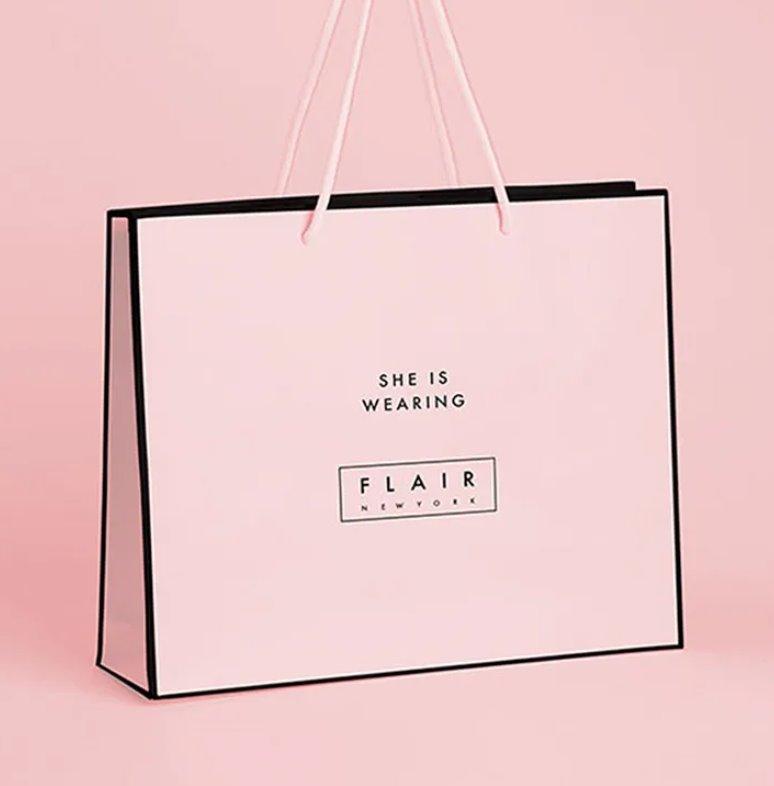 Фірмовий паперовий пакет 35×25×9 см з логотипом і кантом Рожевий з чорною стрічкою Матова ламінація, фото 1